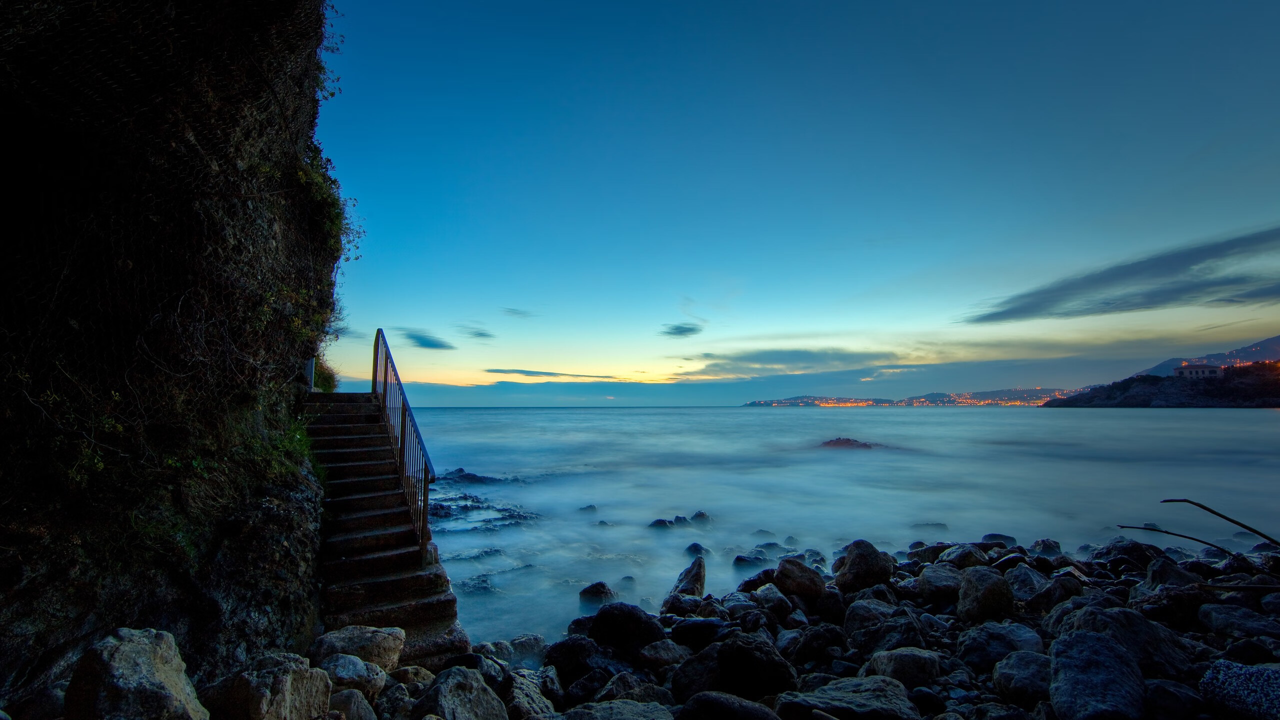 《Dota 2荣耀巡演，冠军角逐赛场火爆》，dota2冠军奖杯