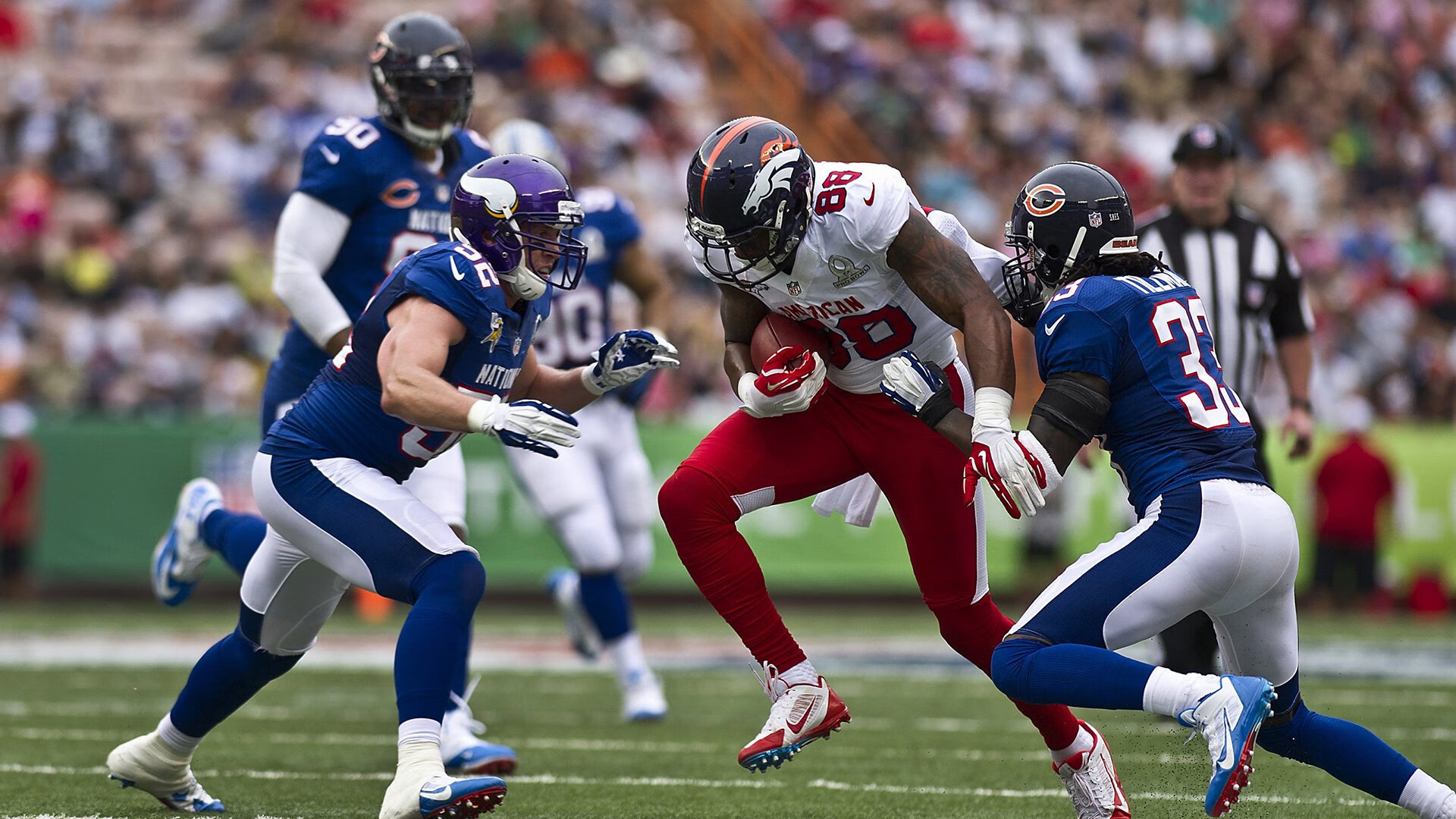 体育新闻中心现场观众热情，体育新闻现场主持